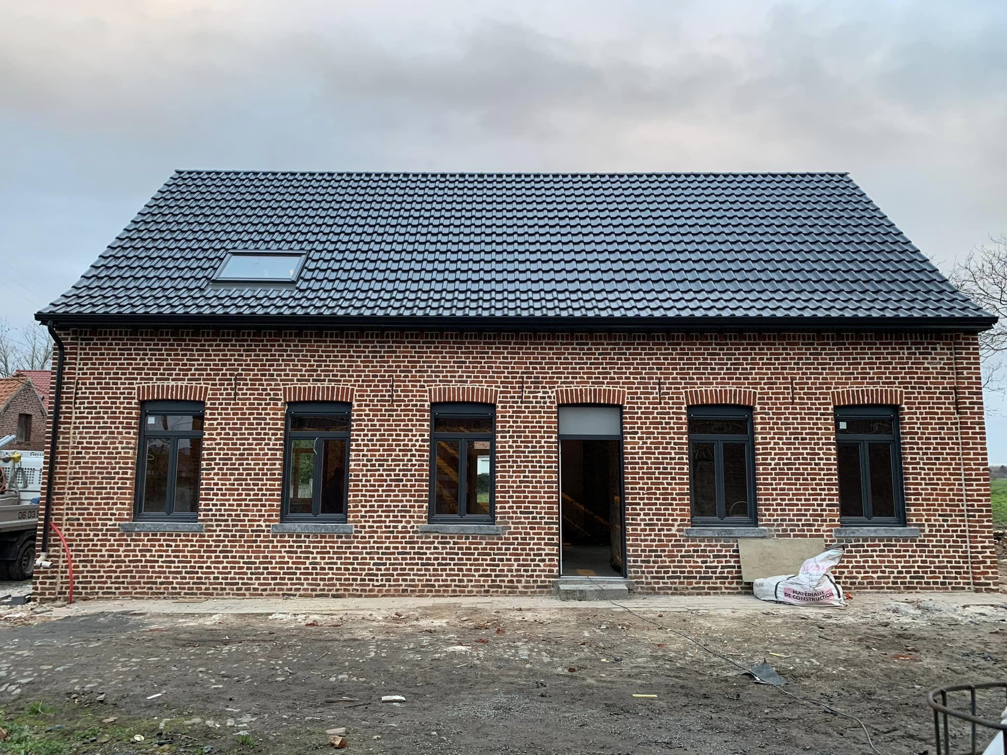 Maçon à Saint-Amand-Les-Eaux - SARL ES Bat Une maison avec un ravalement de façade