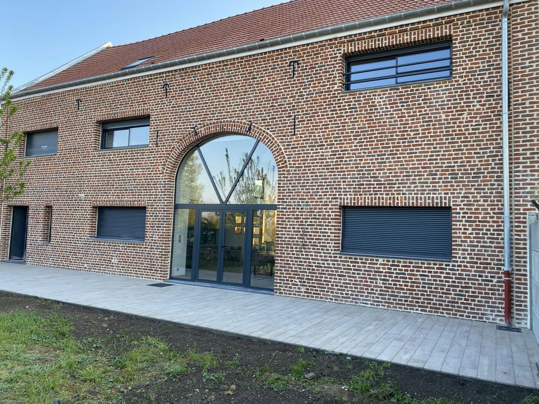 Maçon à Saint-Amand-Les-Eaux - SARL ES Bat Façade d'une grande maison avec une baie vitrée